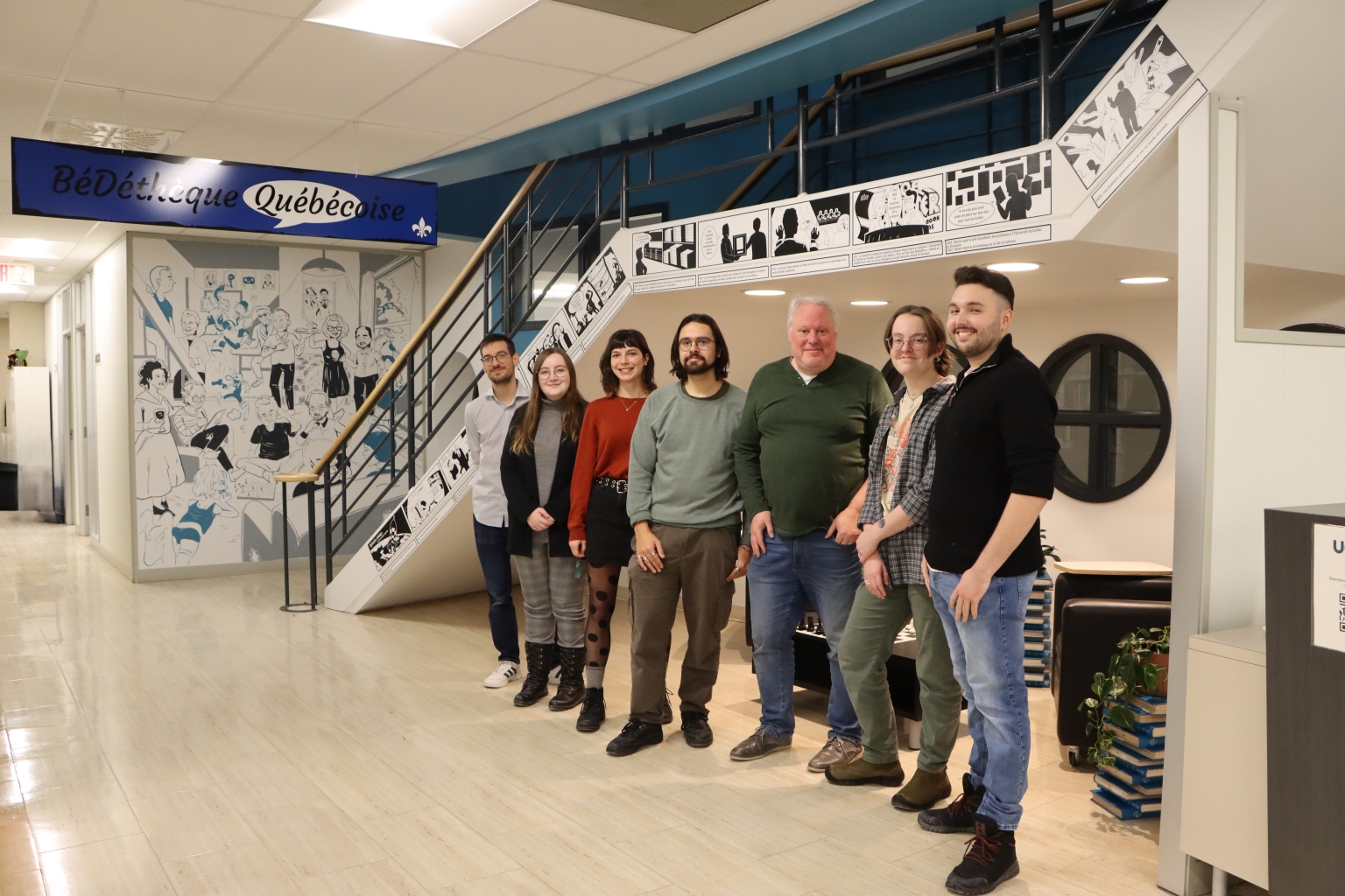 Les artistes posent avec Jean-Charles Andieu de Levis et Sylvain Lemay