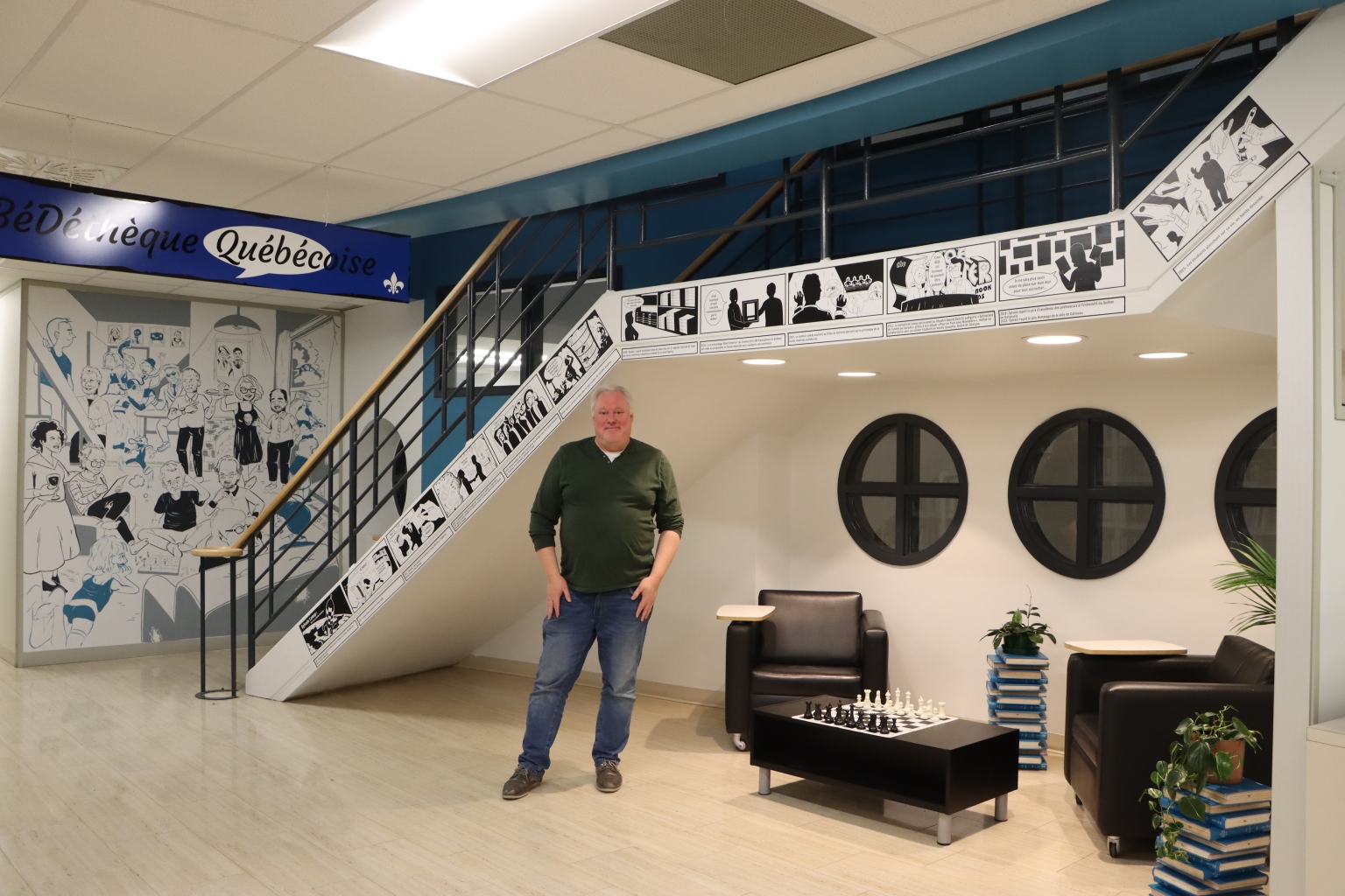 Sylvain posant fièrement devant les 12 planches de bande dessinée