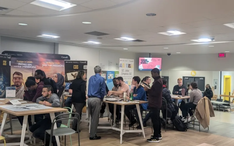 Les participants assis aux différents tables durant l'activité.