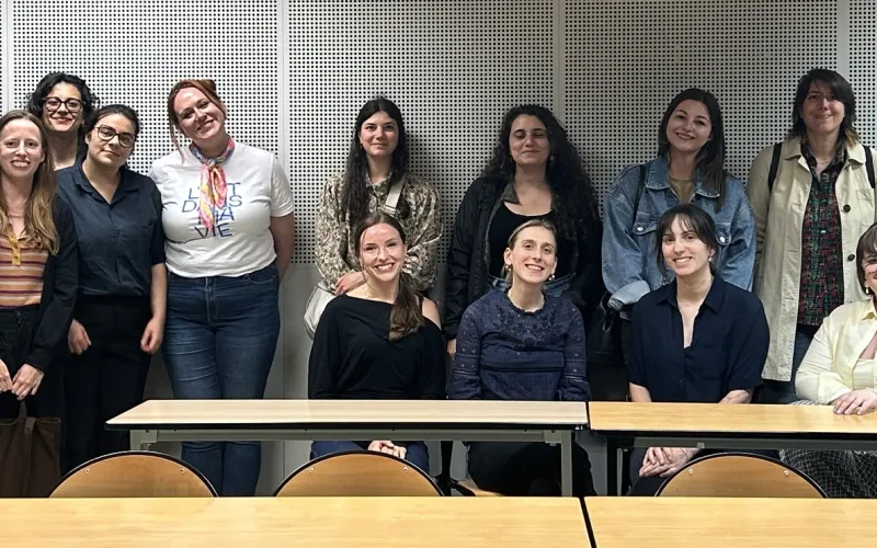 la professeure Mélanie Boucher et les étudiantes du séjour à Paris
