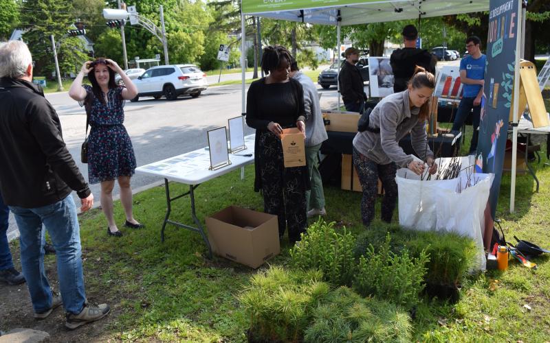 Distribution de plants à l'occasion du mois de l'arbre et des forêts