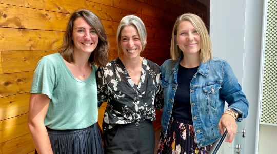 De gauche à droite : Adeline Audrerie, directrice du Module de droit; Nancy Lachance, conseillère en emploi; et Véronic Boyer, coordonnatrice de la clinique juridique.