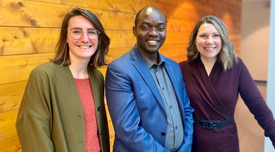 De gauche à droite : Adeline Audrerie, directrice du Module de droit; Emmanuel Kambi Kashindi, conseiller en emploi; et Véronic Boyer, coordonnatrice de la clinique juridique.