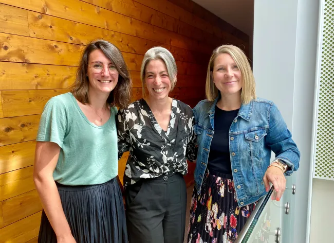 De gauche à droite : Adeline Audrerie, directrice du Module de droit; Nancy Lachance, conseillère en emploi; et Véronic Boyer, coordonnatrice de la clinique juridique.