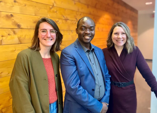 De gauche à droite : Adeline Audrerie, directrice du Module de droit; Emmanuel Kambi Kashindi, conseiller en emploi; et Véronic Boyer, coordonnatrice de la clinique juridique.