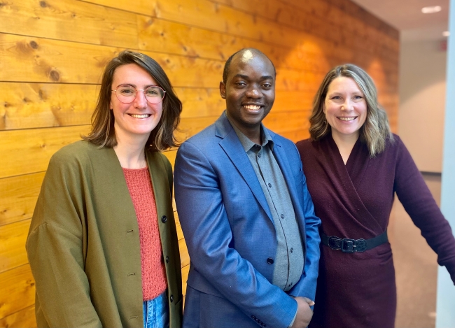 De gauche à droite : Adeline Audrerie, directrice du Module de droit; Emmanuel Kambi Kashindi, conseiller en emploi; et Véronic Boyer, coordonnatrice de la clinique juridique.