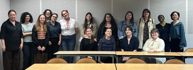 la professeure Mélanie Boucher et les étudiantes du séjour à Paris